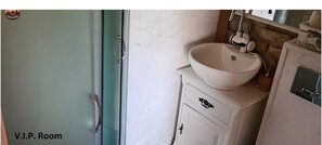 Serviettes fournies, savon, papier toilette