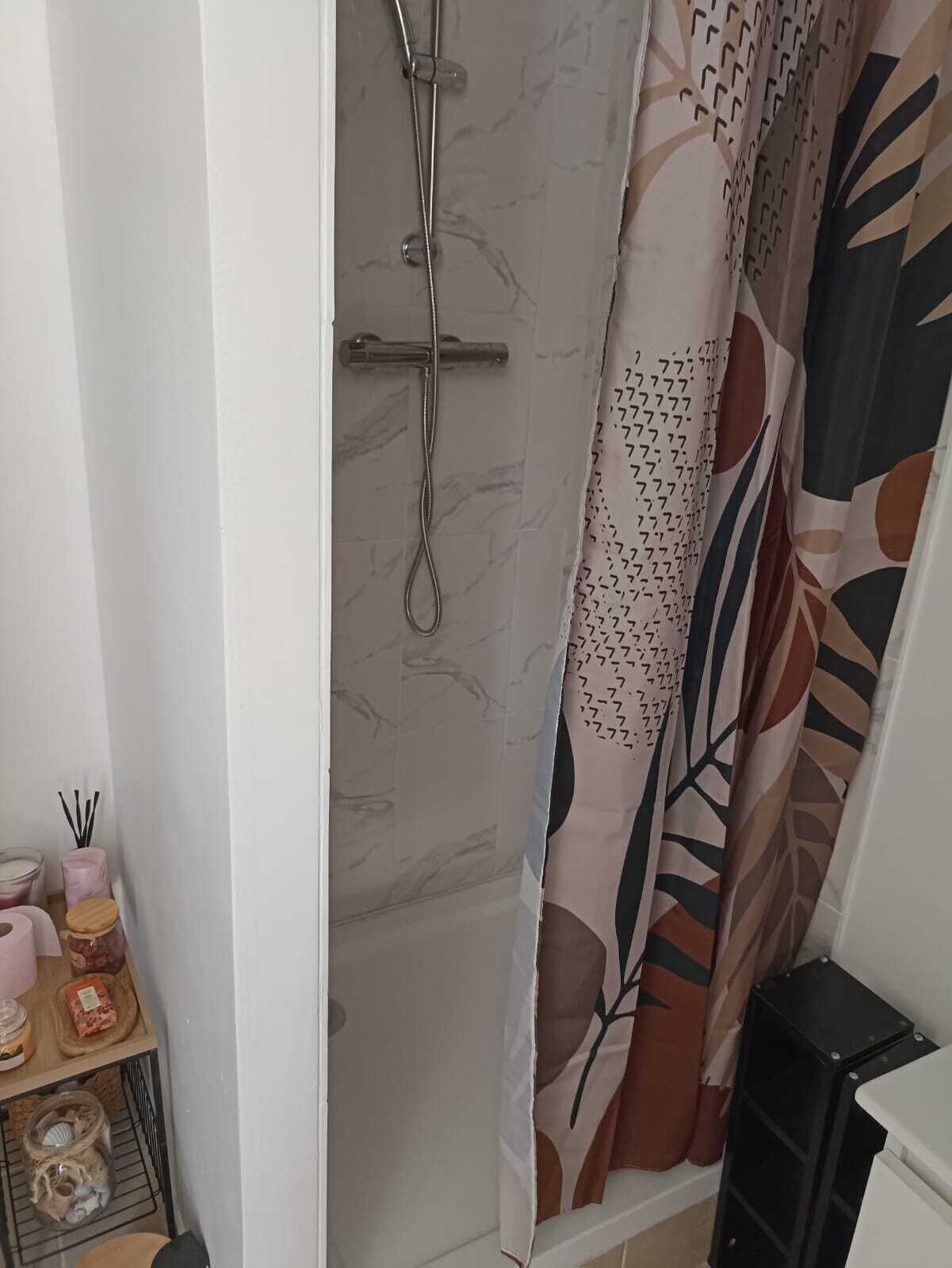 Douche, sèche-cheveux, serviettes fournies, savon