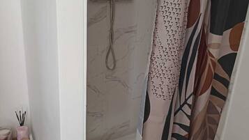 Een douche, een haardroger, handdoeken, zeep