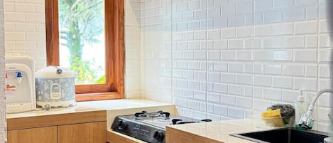 Fridge, stovetop, electric kettle, spices
