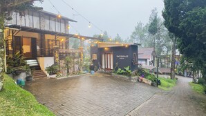 Un edificio con un letrero que dice 'HAVENFAST OFFICE' y un área de entrada pavimentada con escalones que conducen a la puerta.