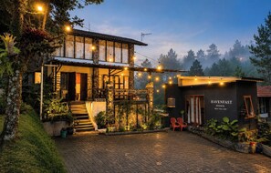 Un bâtiment à deux étages, doté d’une façade en pierre, d’un escalier en bois et d’une enseigne indiquant « BUREAU HAVENFAST ».