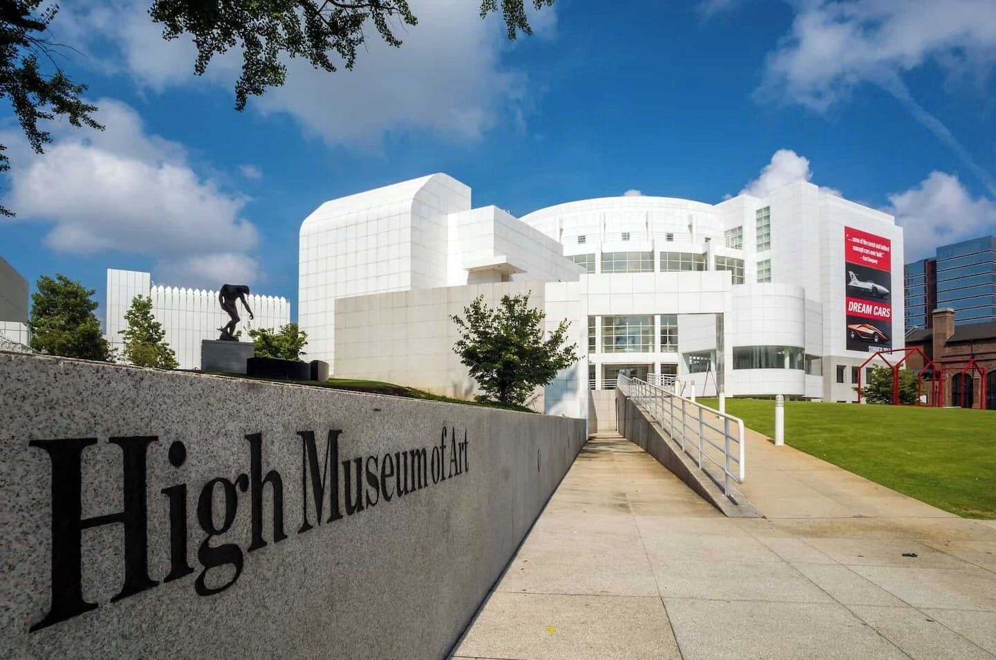 La façade du High Museum of Art, avec un ciel dégagé et un bâtiment moderne de couleur blanche.