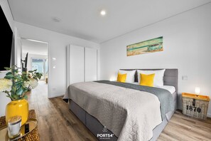 2 chambres, bureau, fer et planche à repasser, lit de bébé portatif