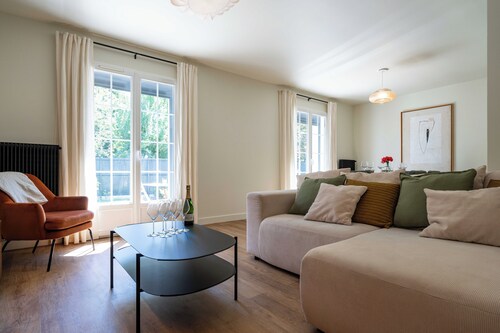House with enclosed canal-side garden. Pets welcome!