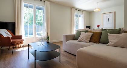House with enclosed canal-side garden. Pets welcome!