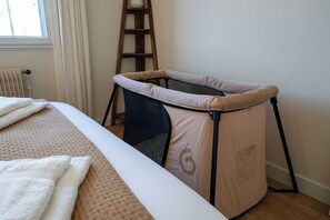 3 chambres, fer et planche à repasser, Wi-Fi, draps fournis