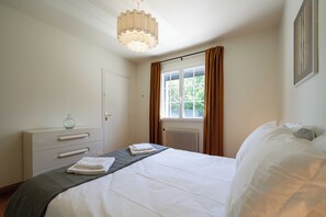 3 chambres, fer et planche à repasser, Wi-Fi, draps fournis