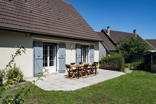 House with enclosed canal-side garden. Pets welcome!