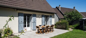 Maison avec jardin clos au bord du canal. Animaux de compagnie acceptés!