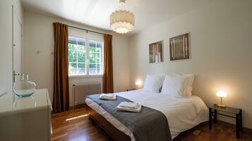 3 slaapkamers, een strijkplank/strijkijzer, wifi, beddengoed