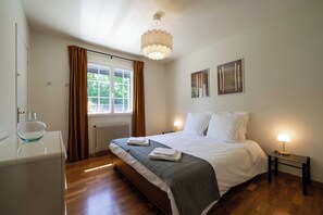 3 habitaciones, tabla de planchar con plancha, wifi y ropa de cama 