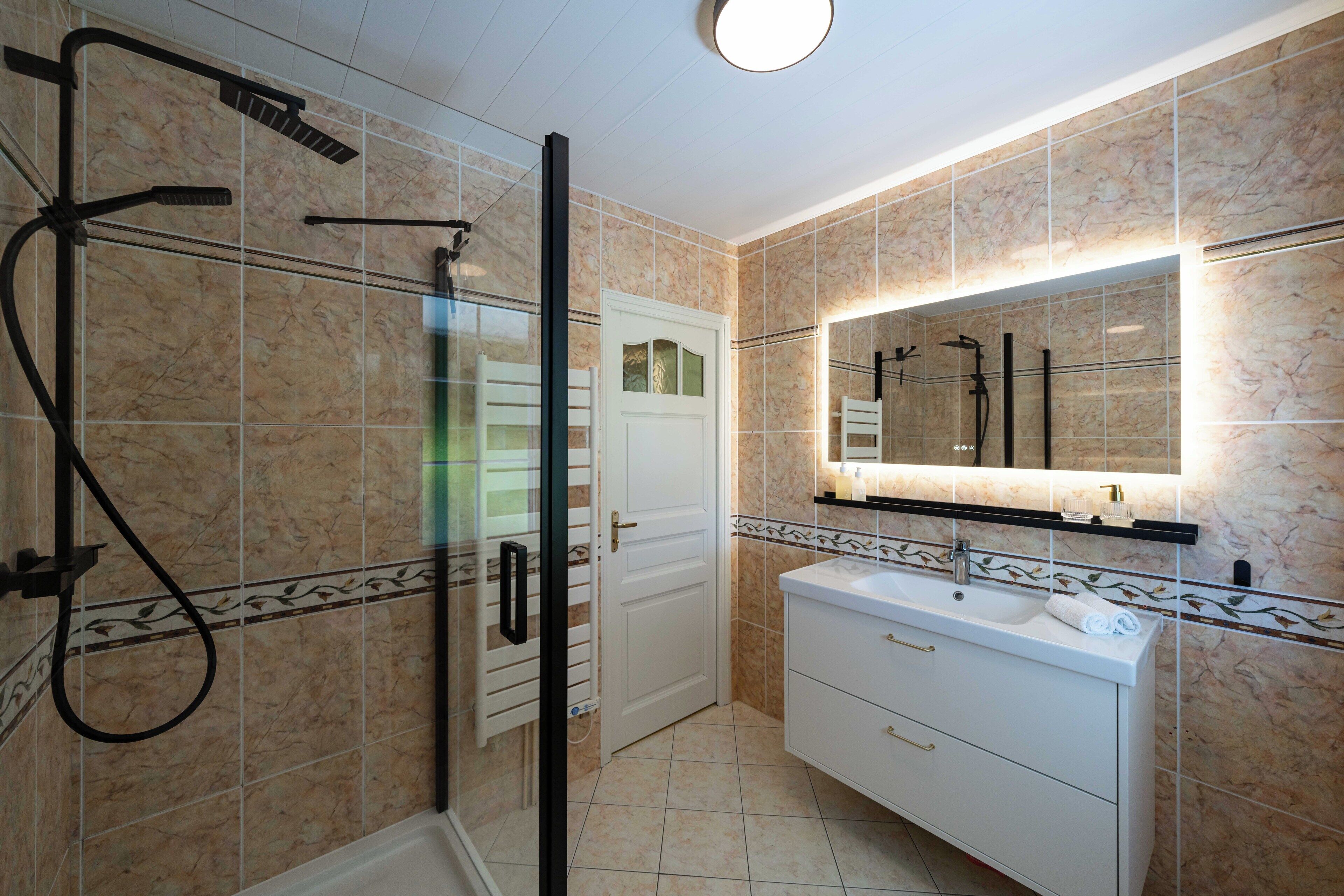 Een douche, een haardroger, handdoeken, zeep