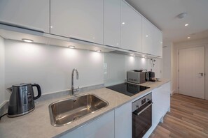 Fridge, microwave, oven, stovetop - Modern 1 Bed Apartment in Gravesend w Games Room (Gravesend)