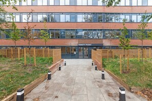 Exterior - Modern 1 Bed Apartment in Gravesend w Games Room (Gravesend)