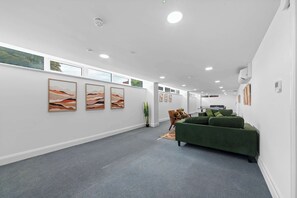 Interior - Modern 1 Bed Apartment in Gravesend w Games Room (Gravesend)