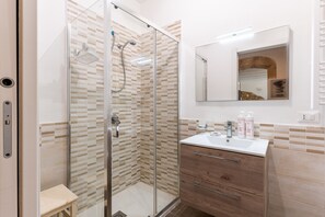 Douche, sèche-cheveux, bidet, serviettes fournies