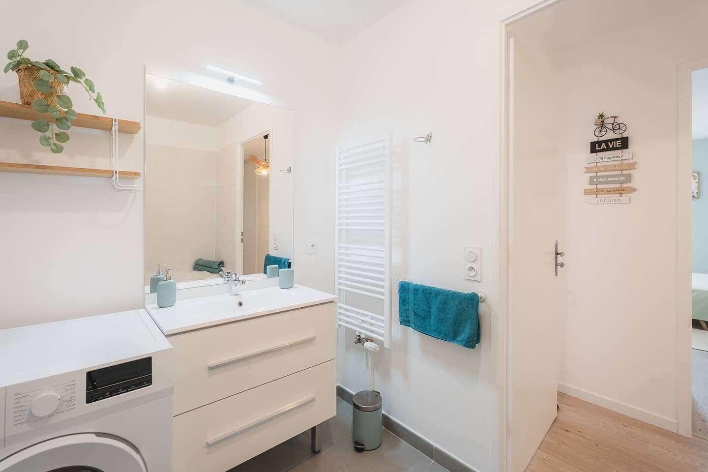 Sèche-cheveux, serviettes fournies