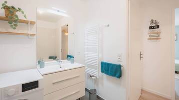 SĂšche-cheveux, serviettes fournies