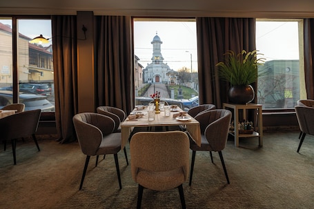 Restaurant. Hotel Brilliant Plaza
