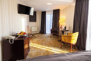 Chambre Double Standard, balcon, vue ville | Rideaux occultants, fer et planche Ă repasser, Wi-Fi gratuit