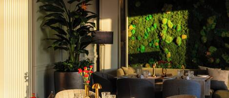 Bao gồm bữa sáng buffet hàng ngày