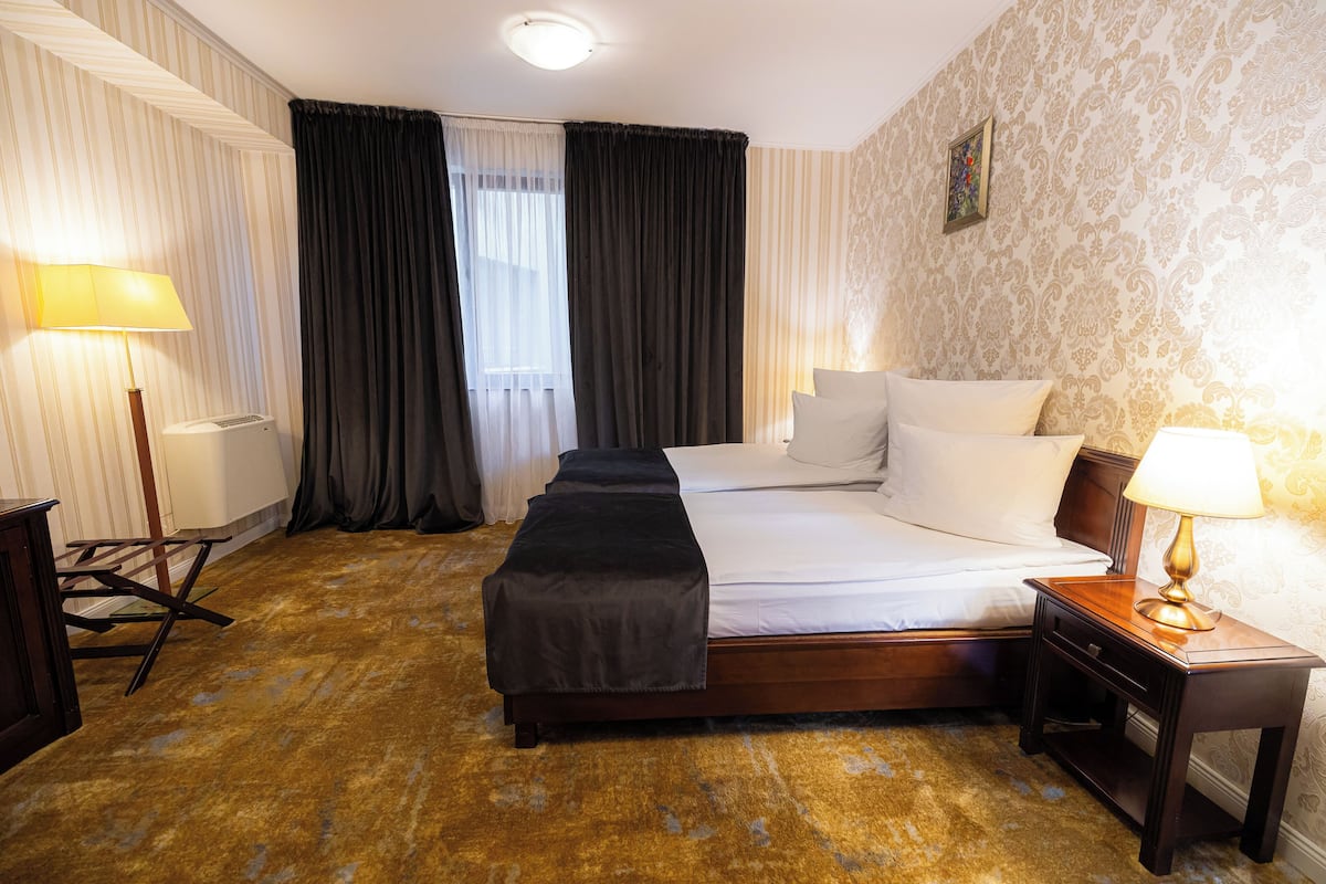 Basic Double or Twin Room | Blackout curtains, iron/ironing board, free WiFi