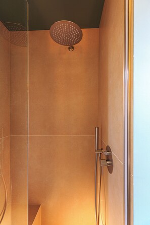 Shower, free toiletries, hair dryer, bidet