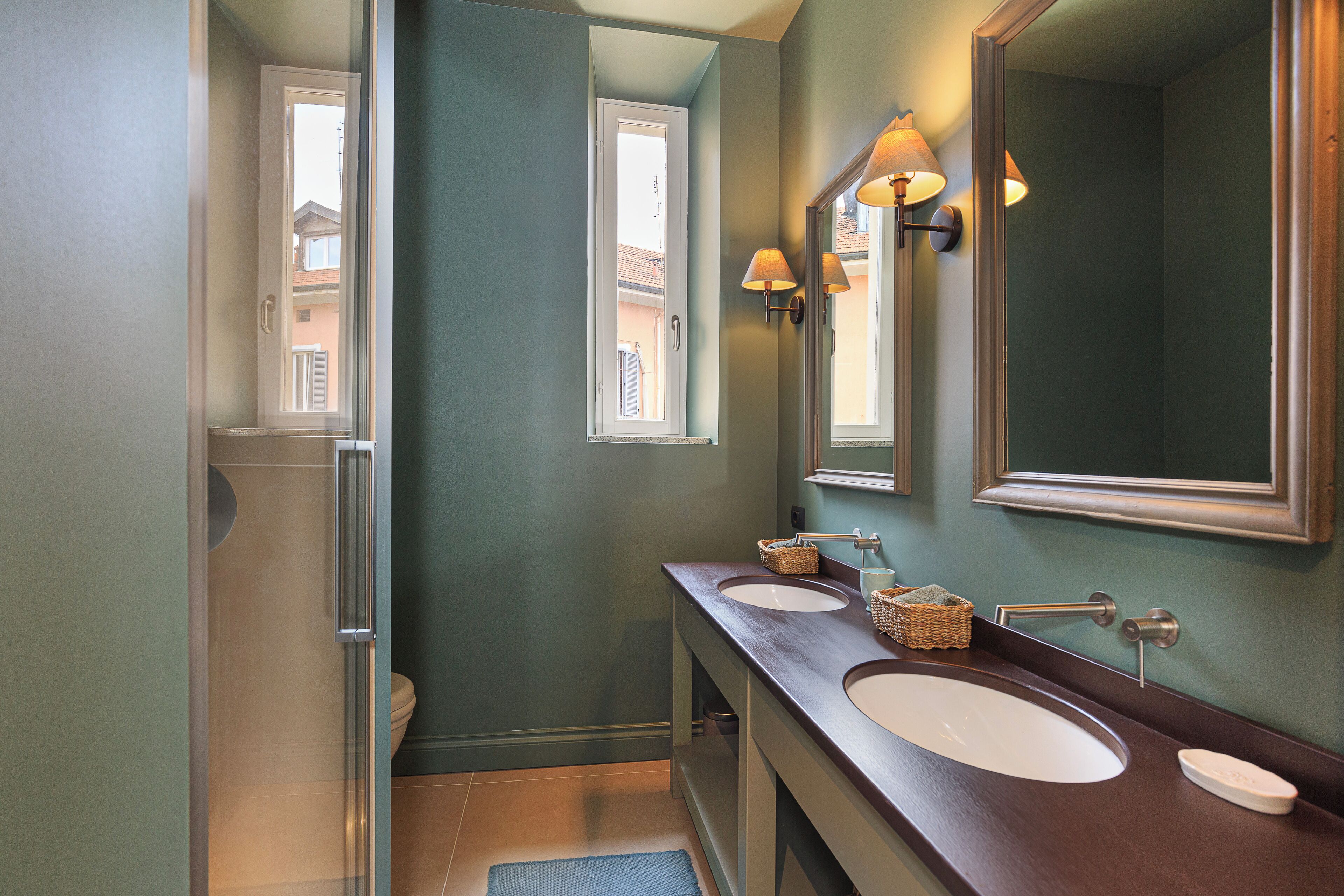 Shower, free toiletries, hair dryer, bidet