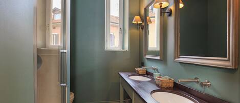 Shower, free toiletries, hair dryer, bidet