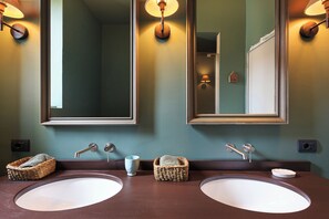 A bathroom with two sinks, a mirror, and wall-mounted lights. - Luxury and Design in the Center of Milan, Stazione Garibaldi Brera (Milano)