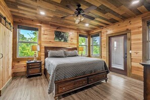 6 bedrooms, free WiFi, bed sheets - Hibernation Station by Beyond Expectations: 6BR Cabin w/ Hot Tub & Fire Pit (Sevierville)