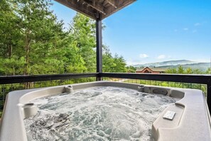 Outdoor spa tub - Hibernation Station by Beyond Expectations: 6BR Cabin w/ Hot Tub & Fire Pit (Sevierville)