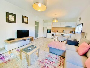 Flat-screen TV - BEAUTIFUL APARTMENT NEAR CV, FULLY EQUIPPED FOR 4 PEOPLE, PARKING, ELEVATOR, BALCONY (PERPIGNAN)