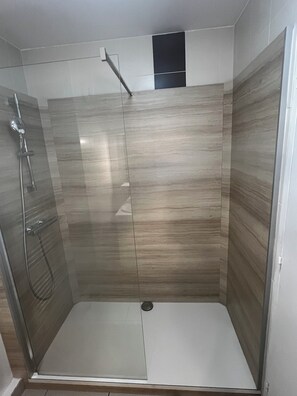 Shower, hair dryer, towels, soap - BEAUTIFUL APARTMENT NEAR CV, FULLY EQUIPPED FOR 4 PEOPLE, PARKING, ELEVATOR, BALCONY (PERPIGNAN)