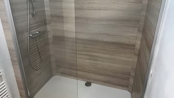 Een douche, een haardroger, handdoeken, zeep