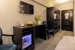 Roba de llit d'alta qualitat, minibar i planxa i posts de planxar 