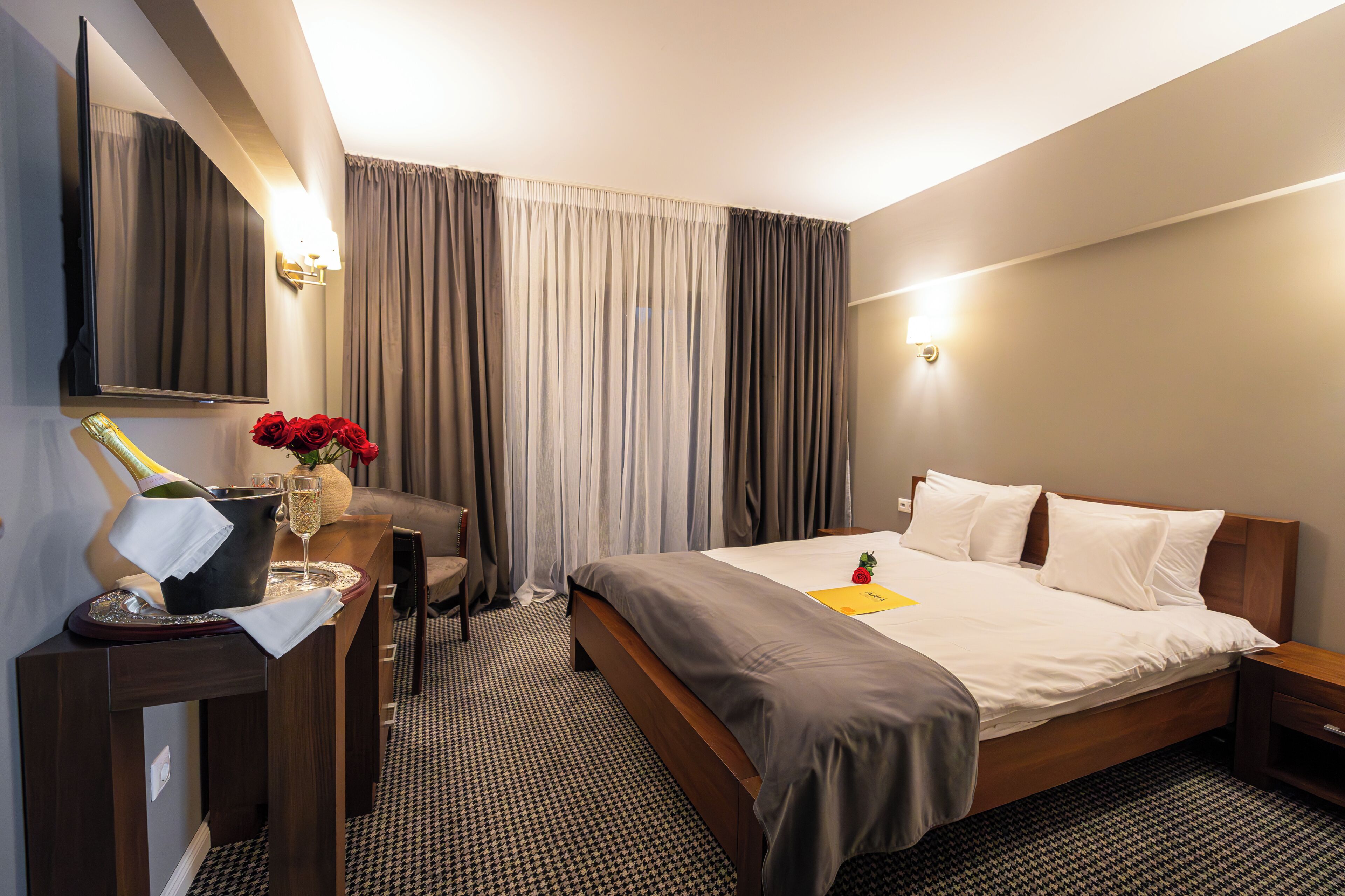 Dobbeltrom – deluxe, balkong, byutsikt | Strykejern/-brett og wi-fi (inkludert)