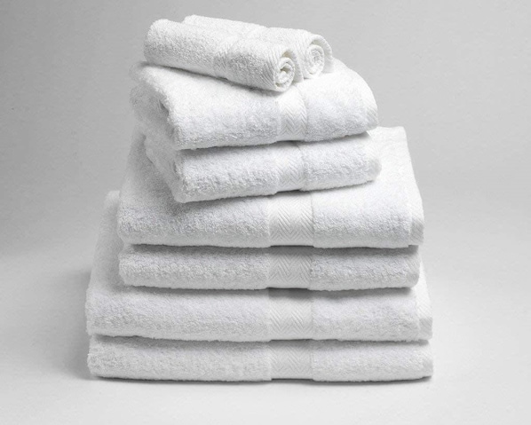 Une pile de serviettes blanches.