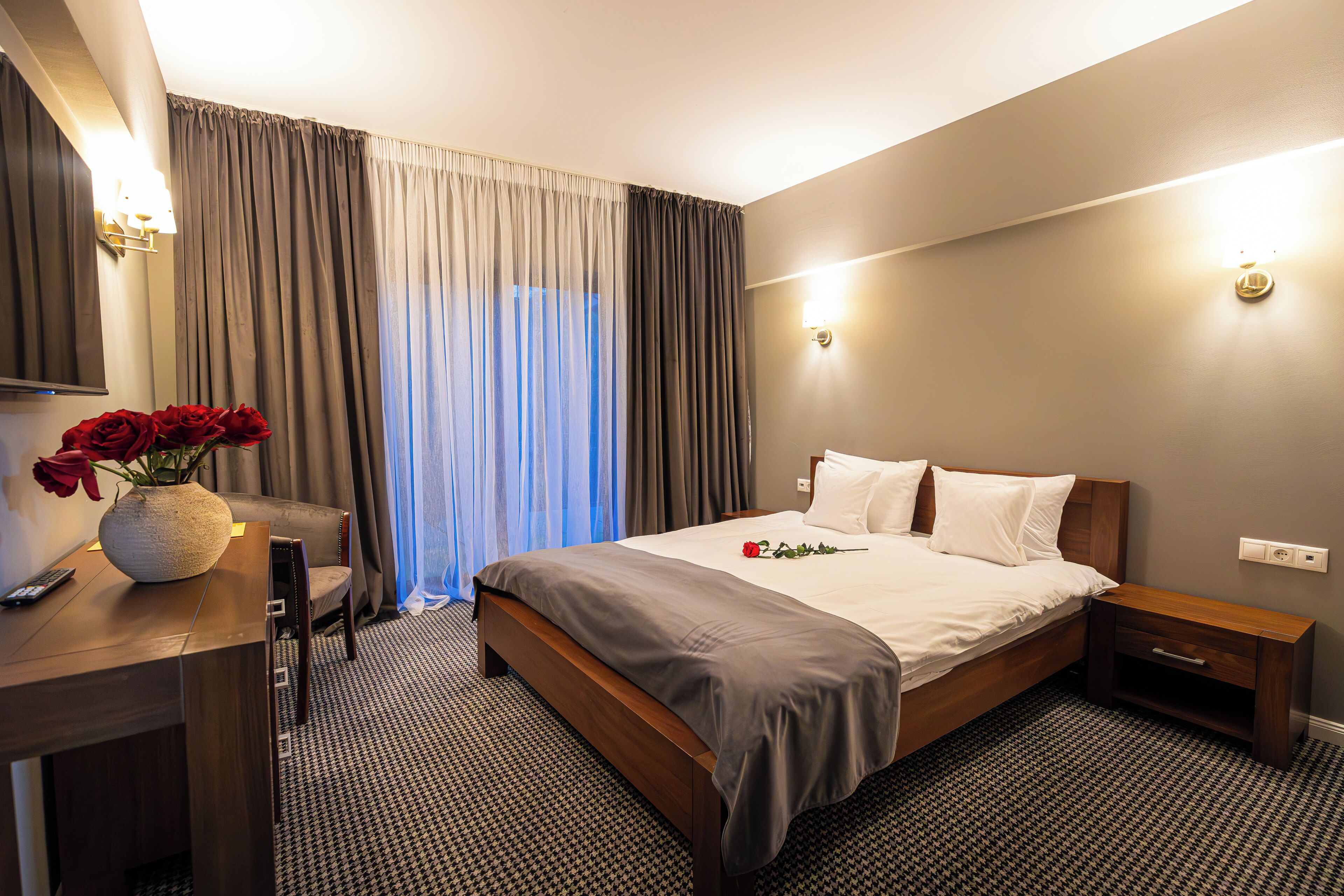 Sengetøy av topp kvalitet, minibar og strykejern/-brett