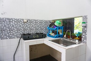 Réfrigérateur, plaque de cuisson, bouilloire électrique, épices