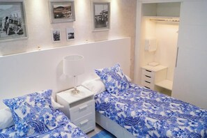 1 dormitori, caixa forta a l'habitació i planxa i posts de planxar 