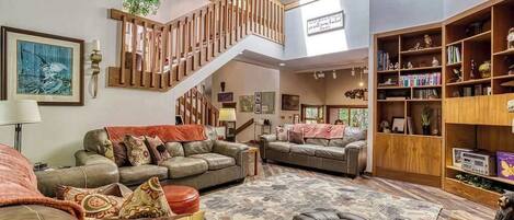 Televisión, chimenea y oficina