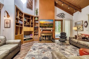 Télévision, cheminée, espaces bureaux