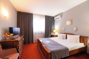 Basic Double Room Single Use | Desk, blackout drapes, iron/ironing board, free WiFi