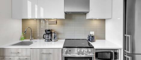 Geladeira, micro-ondas, fogão, cooktop