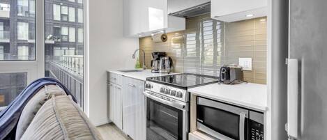 Jääkaappi, mikroaaltouuni, uuni, liesi