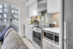 Kühlschrank, Mikrowelle, Ofen, Herdplatte