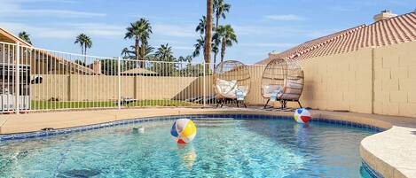 حمّام سباحة مُدفَّأ