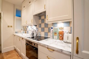 Réfrigérateur, un four, surface de cuisson, lave-vaisselle